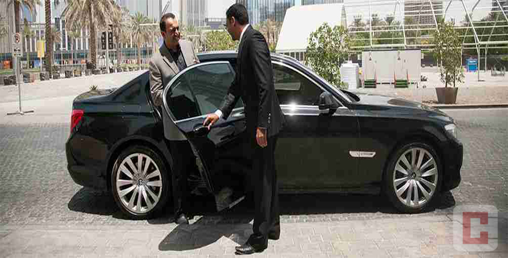 سيارة مع سائق في دبي
